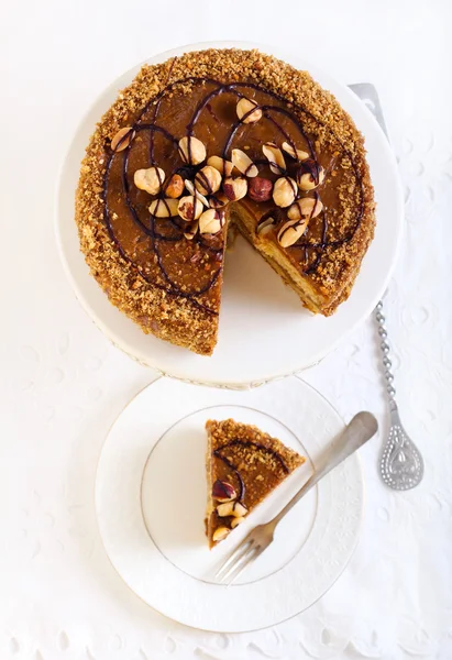 Tranche de gâteau au caramel et aux noix — Photo