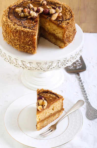 Fetta di torta di caramello e noci — Foto Stock