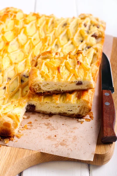 Lattice pie with ricotta and raisin filling — Stock Photo, Image