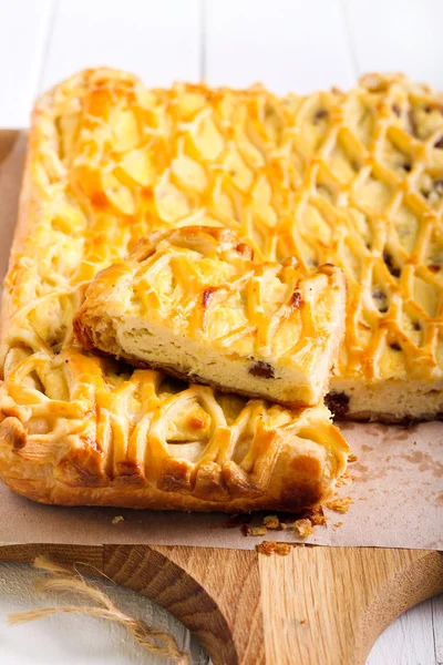 Tarte au treillis avec ricotta et garniture aux raisins secs — Photo