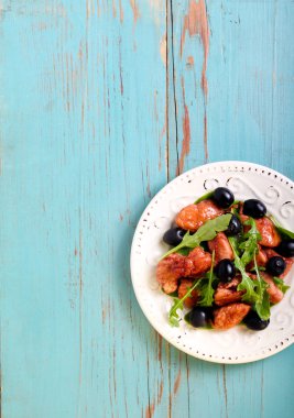 Tavuk, Siyah Zeytin ve bitki salatası 