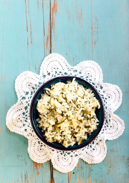 Arroz espinafre em uma tigela — Fotografia de Stock