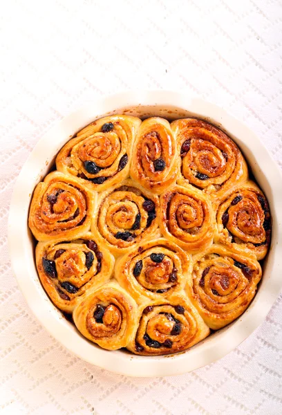 Rozijnen en kaneel rollen — Stockfoto