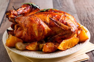 Narenciye tavuk plaka üzerinde