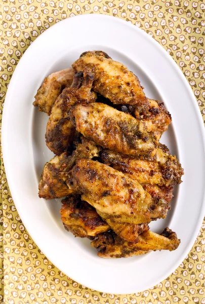 Куриные крылышки песто в тарелке — стоковое фото