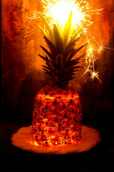 Fulmine ananas con fuochi d'artificio in cima — Foto Stock