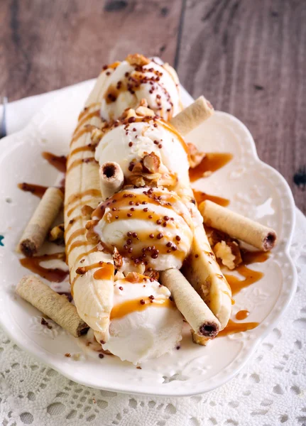 Банановый сплит, банан и десерт с мороженым — стоковое фото