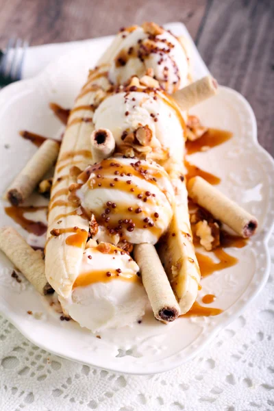 Banana split, banana e sobremesa de sorvete — Fotografia de Stock