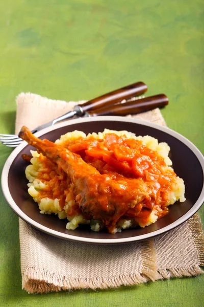 Рагу из кролика с соусом и картофельным пюре — стоковое фото