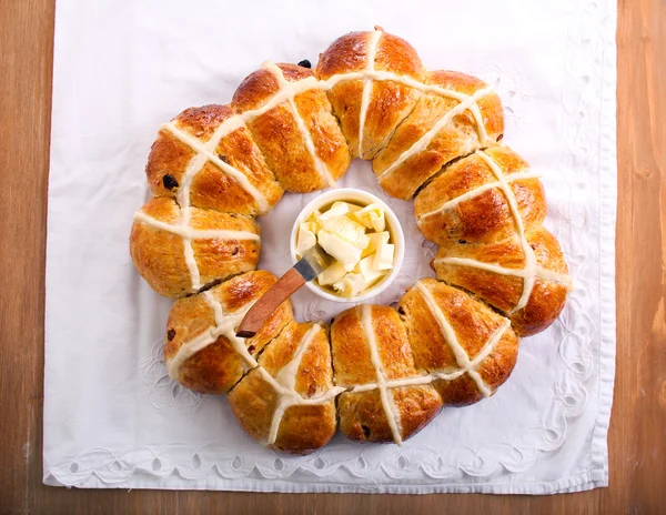 Hot cross bun ring with butter — Stock Photo, Image