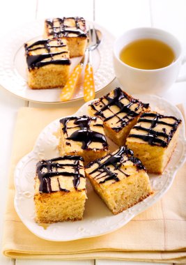 Krema ve çikolata sır tepesi