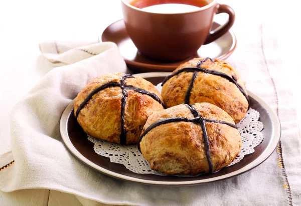 Bollos de chocolate caliente cruz en el plato — Foto de Stock