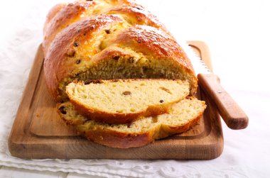 Ahşap tahta üzerinde meyve somun dilimlenmiş