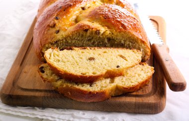 Ahşap tahta üzerinde meyve somun dilimlenmiş