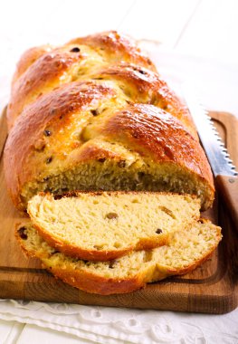 Ahşap tahta üzerinde meyve somun dilimlenmiş 