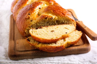 Ahşap tahta üzerinde meyve somun dilimlenmiş 