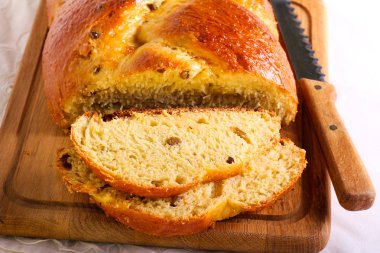 Ahşap tahta üzerinde meyve somun dilimlenmiş 