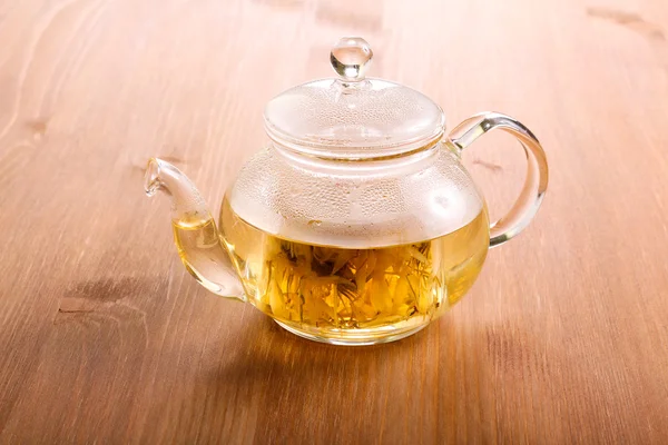 Травяной чай в стакане — стоковое фото