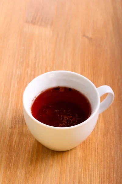 Thé rouge hibiscus dans une tasse — Photo