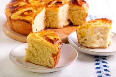 Apple dolum buns plaka üzerinde 