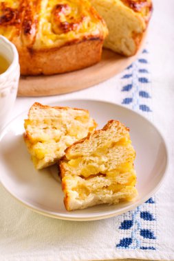 Apple dolum buns plaka üzerinde 