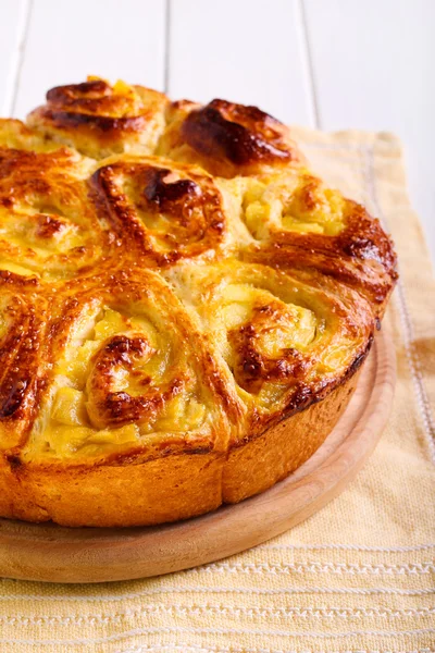 Apple filling buns on plate — Stock Photo, Image