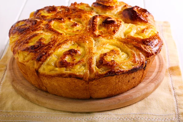 Apple filling buns on plate — Stock Photo, Image