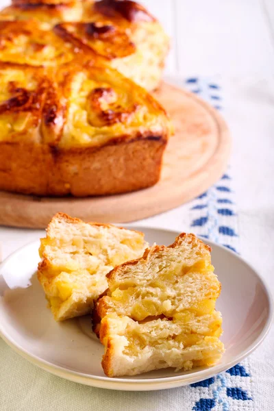 Apple dolum buns plaka üzerinde — Stok fotoğraf