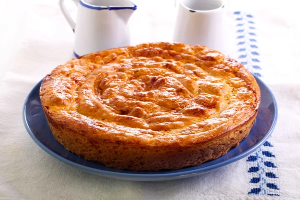 Torta de massa de levedura no prato , — Fotografia de Stock