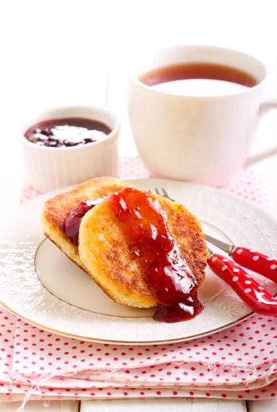 Ricotta cheese fritters with strawberry jam — Stock Photo, Image