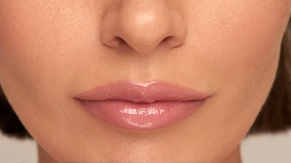 Hermosos labios Close-up Maquillaje Sexy labios Parte de la cara de cerca. labios rellenos perfectos lápiz labial corporal maquillaje perfecto. — Foto de Stock