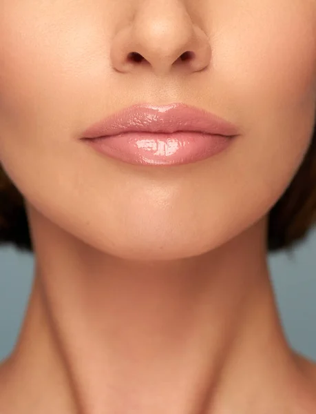Belle labbra Primo piano Trucco Labbra sexy Parte del viso da vicino. labbra paffute perfette rossetto corporeo Trucco perfetto. — Foto Stock