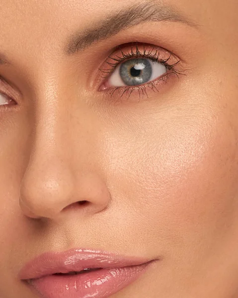 Detailní makro krásného ženského oka s dokonalým tvarem obočí. Čistá pleť, módní přírodní make-up. Dobrá vize — Stock fotografie