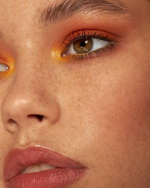 Güzel, genç bir kız. Makyaj Yüzü Bakımı. İşlem kaldırılıyor. Kozmetoloji Salonu. Kozmetik Yüz Masajı. Kaplıca kapanışı. Moda Sanatı Çilleri