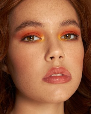 Güzel, genç bir kız. Makyaj Yüzü Bakımı. İşlem kaldırılıyor. Kozmetoloji Salonu. Kozmetik Yüz Masajı. Kaplıca kapanışı. Moda Sanatı Çilleri