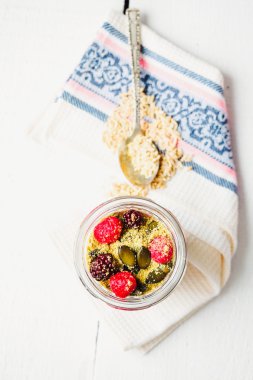 Yulaf ezmesi çikolata mousse ile çilek ve kabak çekirdeği, üstten görünüm