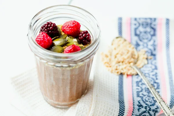 Yulaf ezmesi çikolata mousse çilek ve kabak çekirdeği ile — Stok fotoğraf