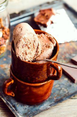bir fincan kahve, seçici focu ceviz ile Çikolatalı dondurma