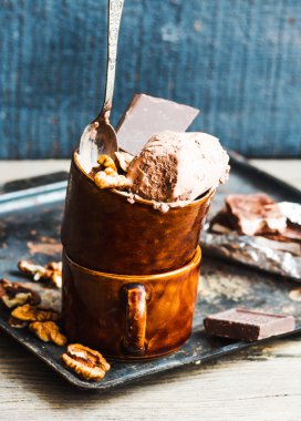 bir fincan kahve, seçici focu ceviz ile Çikolatalı dondurma