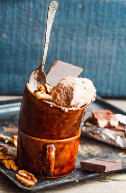 bir fincan kahve, seçici focu ceviz ile Çikolatalı dondurma