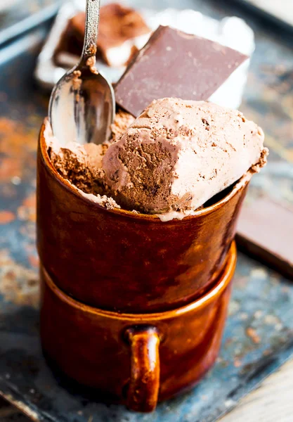 Choklad glass med valnötter i en kaffekopp, selektiv tant — Stockfoto