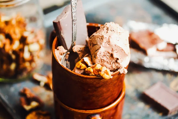 Choklad glass med valnötter i en kaffekopp, sommaren efterrätt — Stockfoto