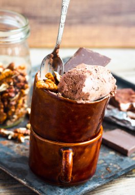 bir fincan kahve, seçici focu ceviz ile Çikolatalı dondurma