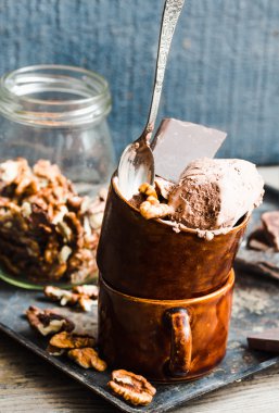 bir fincan kahve, seçici focu ceviz ile Çikolatalı dondurma