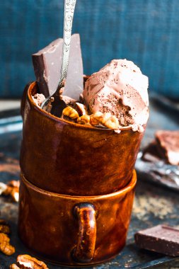 Çikolatalı dondurma yaz tatlı bir kahve fincanı ceviz ile