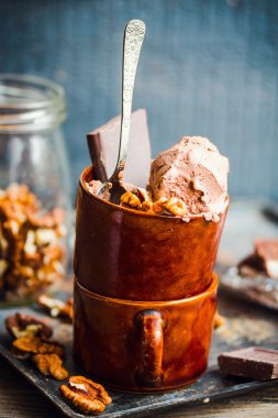 Çikolatalı dondurma yaz tatlı bir kahve fincanı ceviz ile