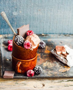 Koyu çikolata ve kahve meyveleri ile Çikolatalı dondurma 