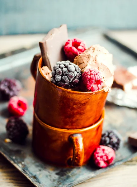 Helado de chocolate con chocolate negro y bayas en un café — Foto de Stock