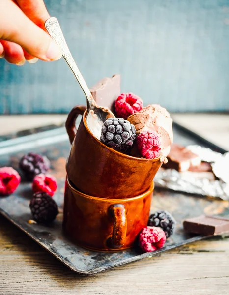 Helado de chocolate con chocolate negro y bayas en un café — Foto de Stock