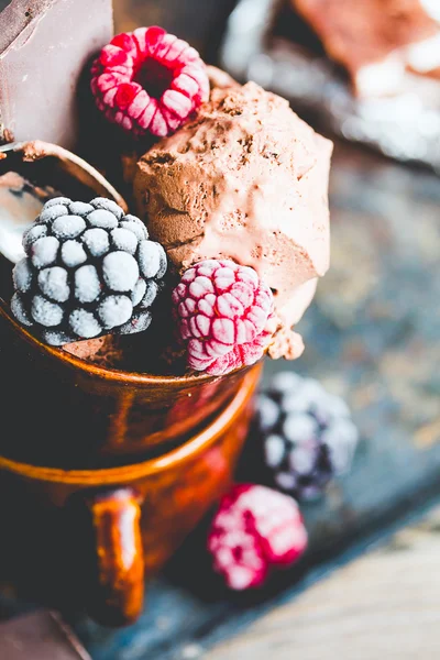 Glace au chocolat avec chocolat noir et baies dans un café — Photo